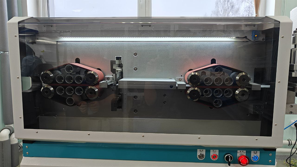 Рабочий тракт станка HESS HS-CBL-CS120 для подачи и обработки плоского кабеля