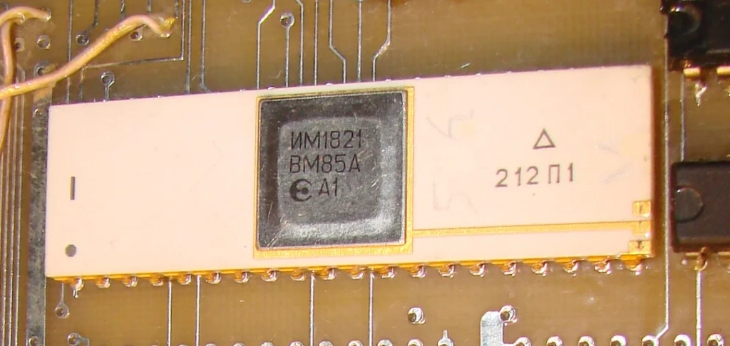 Советский микропроцессор KM1821VM85A как визуальная отсылка к отечественной электронной школе