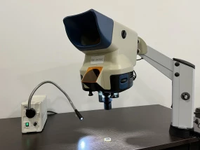 Безокулярный стереомикроскоп с настольным штативом BS-3070C на стойке фото